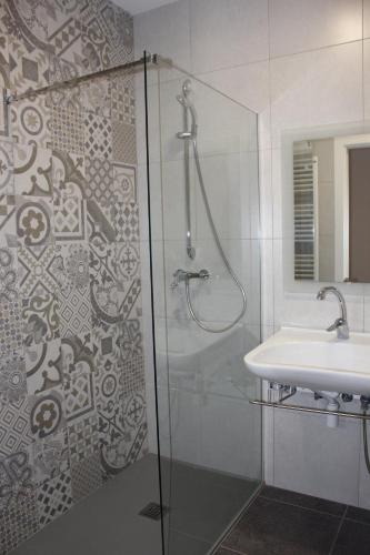 里贝斯的弗里瑟Apartamentos CAN GUSI的带淋浴和盥洗盆的浴室