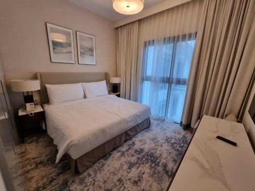 富查伊拉Shaqa at Address Beach Residence - Fuj的酒店客房设有一张床和一个大窗户