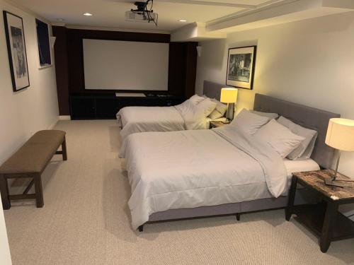 萨里Jimmy B&B的酒店客房设有两张床和一台平面电视。