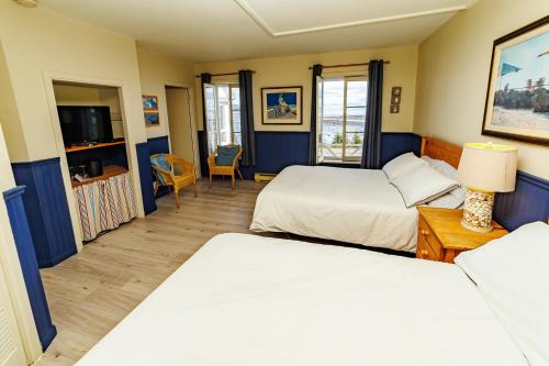 拉马巴耶奥伯格拉马米特酒店的一间酒店客房,设有两张床和电视