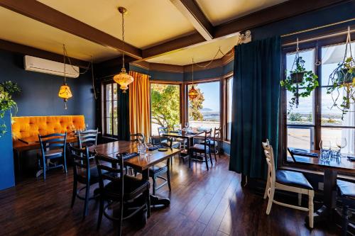 拉马巴耶奥伯格拉马米特酒店的用餐室设有桌椅和窗户。
