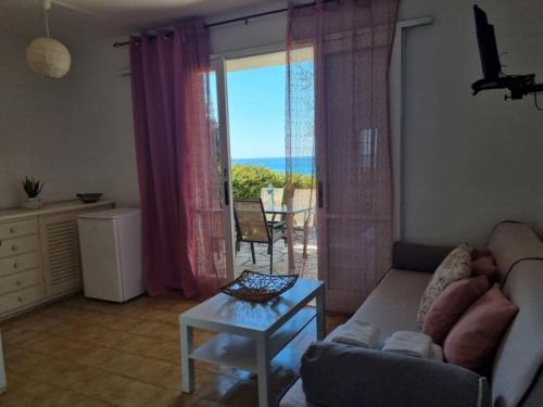 格利法达Corfu Dream Holidays Villas的带沙发的客厅,享有海景