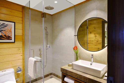 达兰萨拉Radisson Blu Resort Dharamshala的一间带水槽和淋浴的浴室