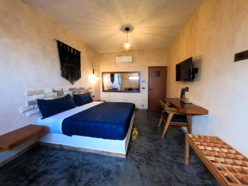 Cárdenasrelax hotelito的一间卧室配有一张特大号床和一张书桌