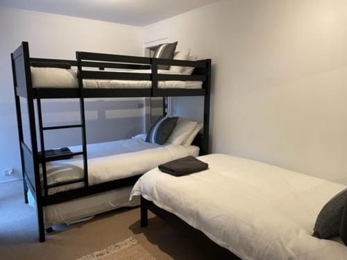 文森提亚Jervis Bay Beachfront的客房设有两张双层床和一张床。