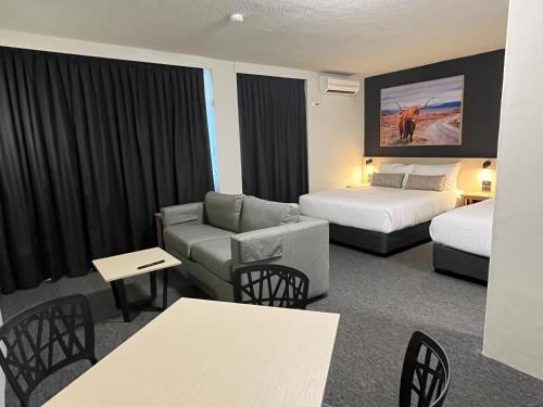 伊萨山Nightcap at Barkly Hotel的酒店客房,设有两张床和一张沙发