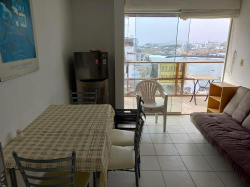 圣巴托洛Minidepartamento en San Bartolo - VISTA AL MAR的客厅配有桌子和沙发