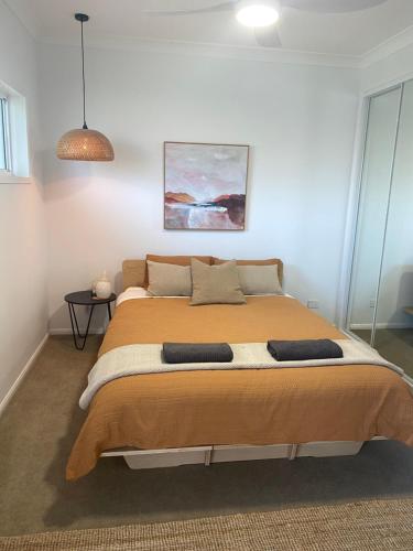堤维德岬Tweed River Retreat的一间卧室配有一张大床和两个枕头