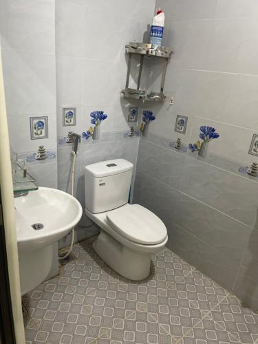 头顿846B50 BÌNH GIÃ的一间带卫生间和水槽的浴室