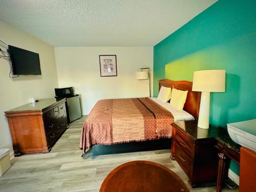 金斯堡国王汽车旅馆的配有一张床和一张书桌的酒店客房