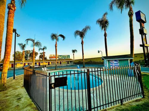 金斯堡国王汽车旅馆的度假村前的棕榈树游泳池
