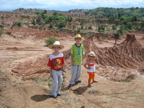 比利亚维哈CASA FLOR DE LIZ的一群站在沙漠中的三个孩子