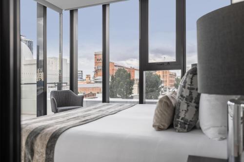 布里斯班辣椒FV酒店的一间卧室设有一张床和一个大窗户