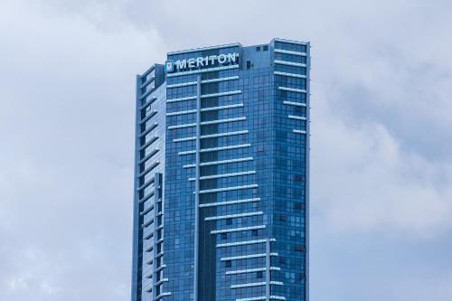 布里斯班Meriton Suites Adelaide Street, Brisbane的上面有标志的建筑