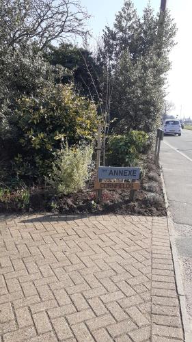 ElmswellThe Annexe, Cornfields的路旁的标志