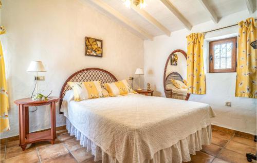 CajísGorgeous Home In Cajiz With Wifi的一间卧室配有一张带黄色枕头的大床