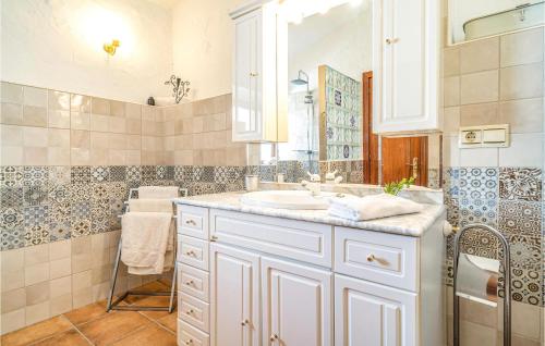 CajísGorgeous Home In Cajiz With Wifi的白色的浴室设有水槽和镜子