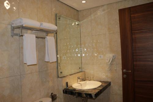 IfaarHorison Sentani的一间带水槽和镜子的浴室