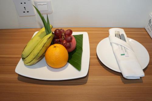 IfaarHorison Sentani的桌子上带水果的盘子
