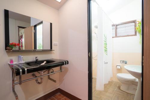 清莱吉塔之家旅馆的一间带水槽和卫生间的浴室