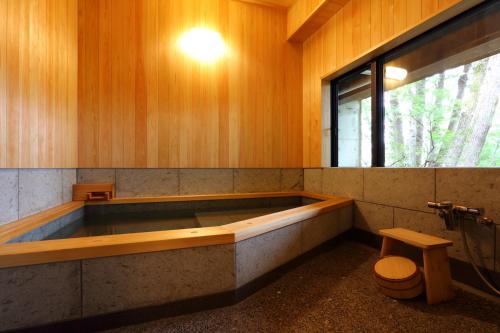 小谷村Momiji的带浴缸、卫生间和窗户的浴室