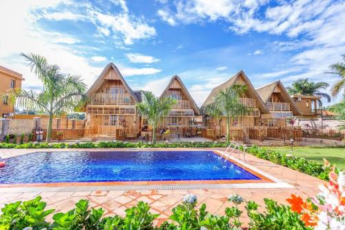 恩德培Pelican Lodge & Marina的一座带游泳池和度假村的别墅