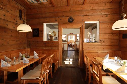 诺德林根Weinstube Sinas Brettl的用餐室设有木墙和桌椅