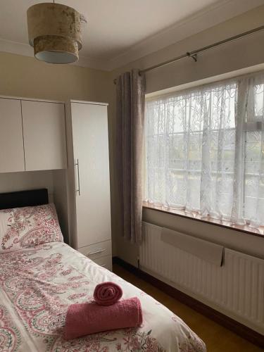 贝尔马利特Canal View的一间卧室设有一张床和一个窗口