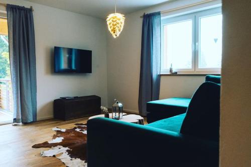 费尔德伯格Apartment Luise - direkt an der Skipiste - mit Sauna的客厅配有沙发,地板上乱糟糟。