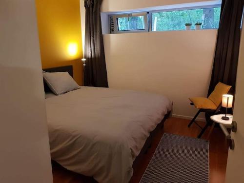 泽德尔海姆THE FACTORY, retreat near Bruges的一间小卧室,配有床和窗户