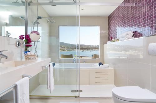 塔拉曼卡伊维萨阿格斯酒店的带淋浴、盥洗盆和卫生间的浴室