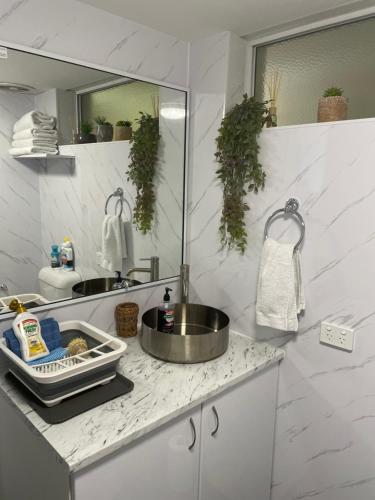 曼哲拉Tranquility at Mandurah Apartments的一间带水槽和镜子的浴室