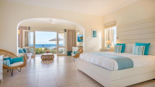圣约翰斯蓝色海域Spa度假酒店的一间卧室配有一张床,享有海景