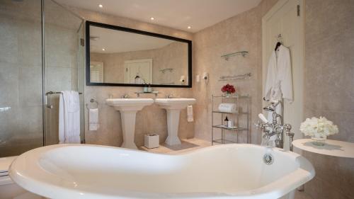 圣约翰斯蓝色海域Spa度假酒店的带浴缸、水槽和镜子的浴室