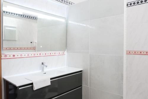 圣吕斯Villa Beauregard的白色的浴室设有水槽和镜子