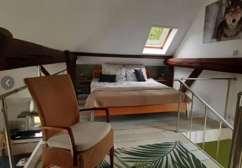 伊科斯特Orangerie Eext的一间卧室,卧室内配有一张床和一把椅子