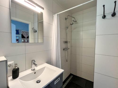 奥特罗Modern natuurhuisje midden in het bos op de Veluwe - Beau Home的白色的浴室设有水槽和淋浴。