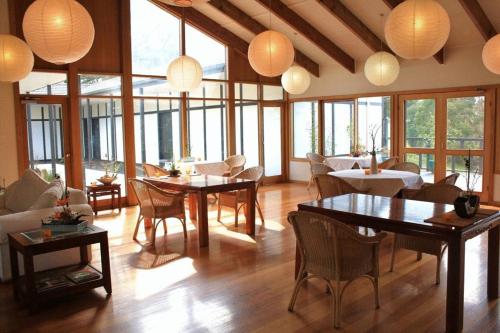 赫本温泉日本静香乡村旅馆Spa&健康胜地的客厅配有桌椅和灯具