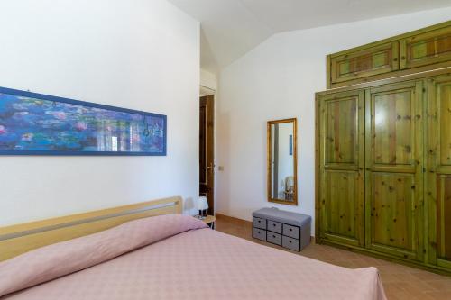 帕拉迪索海岸Statzu Butzu的一间卧室配有一张床和一个木制橱柜