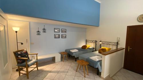 弗利RomagnaBNB Studio Ripa的一间卧室,卧室内配有一张床和一把椅子