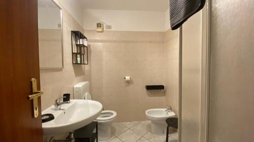 弗利RomagnaBNB Studio Ripa的一间带水槽和卫生间的浴室