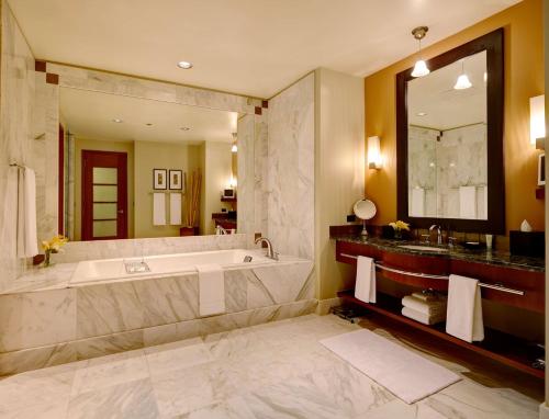 西雅图凯悦大酒店西雅图的带浴缸和大镜子的大浴室
