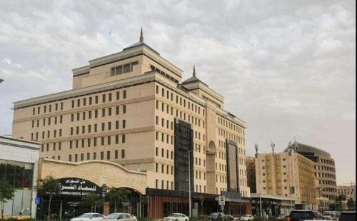 利雅德Joudyan Olaya Riyadh By Elaf的一座大型建筑,上面有两座塔楼