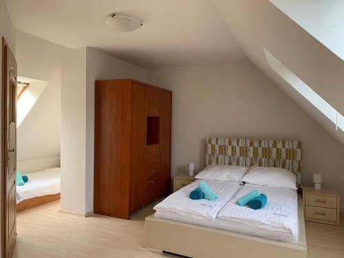 什切青Apartamenty Staromłyńska的一间卧室配有一张带蓝色毛巾的床