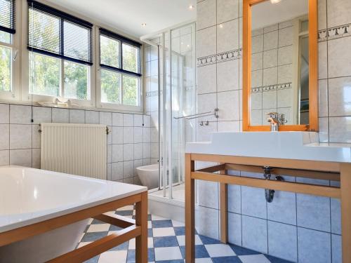 栋堡Prachtig vakantiehuis in Domburg DO38的一间带水槽、浴缸和卫生间的浴室