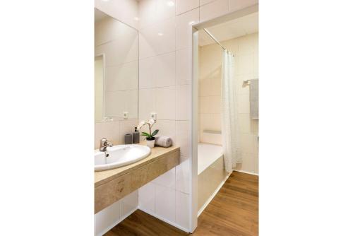 塞维利亚Micampus Armendariz Student Residence的一间带水槽和镜子的浴室