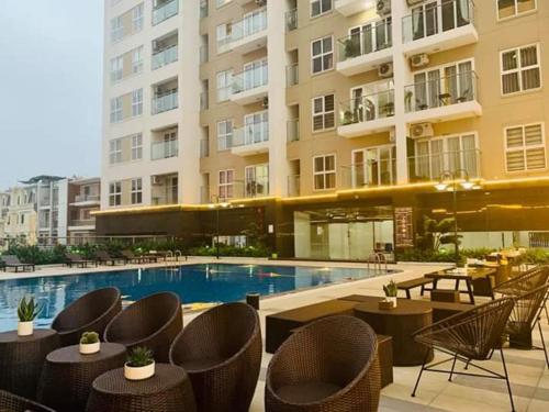 下龙湾Homestay Ha Long luxury (sea ​​view)的一座带游泳池和椅子的酒店和一座建筑