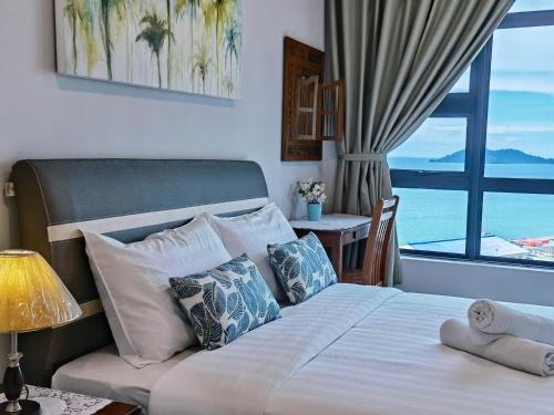 哥打京那巴鲁Lavender Homes @ Jesselton Quay Kota Kinabalu的一间卧室设有一张床,享有海景