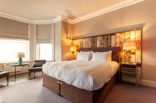 都柏林House Bedrooms Dublin的一间卧室配有一张大床和木制床头板