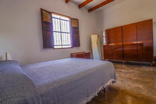 阿罗纳Rentaliday Casa Saro的一间卧室设有一张床和一个窗口